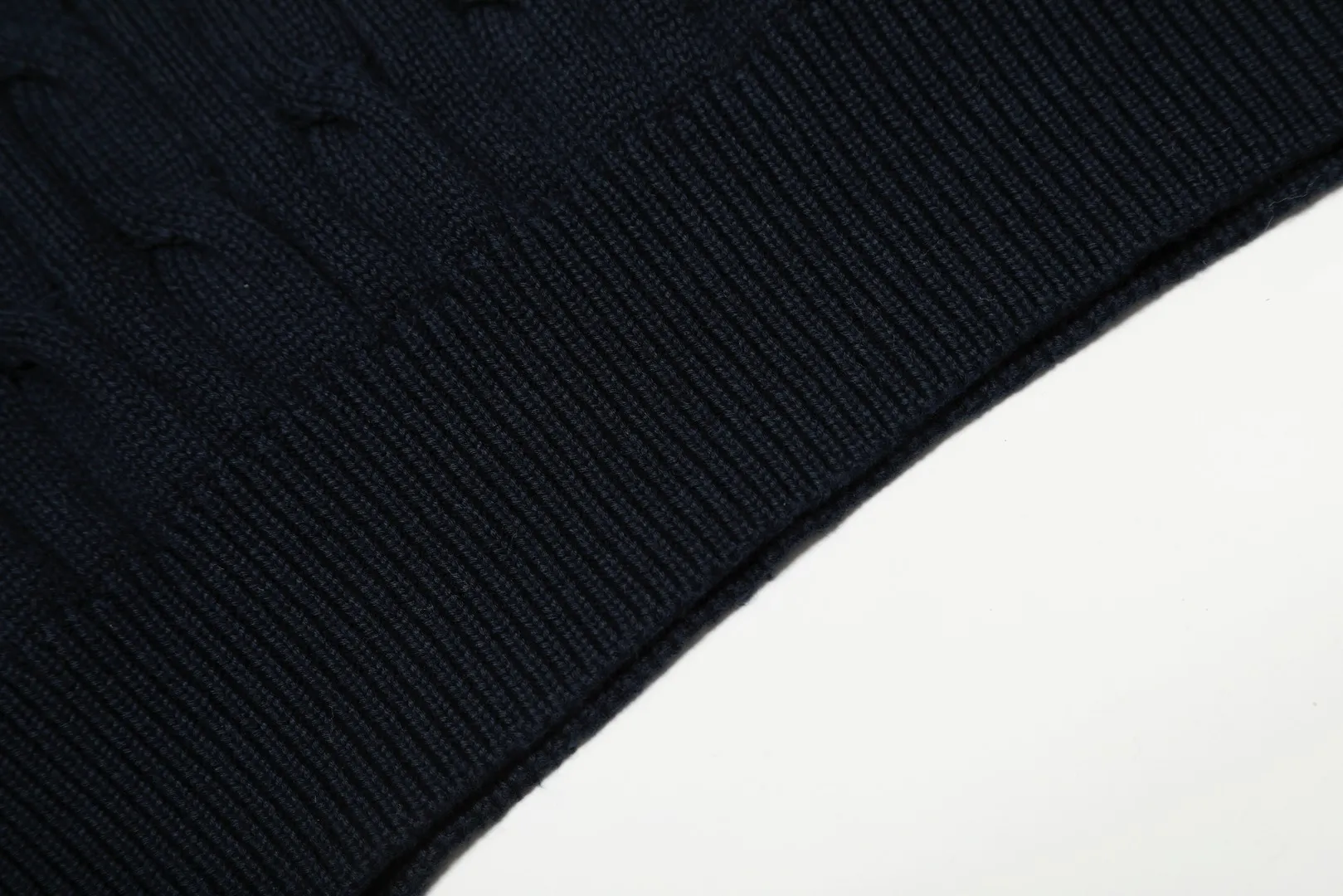 P250 Top quality" Style number: DS862# (not off the shelves all year round) [Ralph Lauren autumn and winter solid color pony embroidery logo knitted POLO lapel sweater] ✅Ralph Lauren Ralph Lauren classic basic lapel POLO same style knitted autumn and winter sweater for men and women ✅Main supplier platform live broadcast Wholesale entity Replenish when out of stock Not off the shelf ✅ZP quality 1:1 version Scan the code to enter the GF website Counter quality ✅Details and quality The only one in Guangzhou Imported high-quality cotton yarn, focusing on high-end, cost-effective, good quality needless to say ✅The version is restored to the original order, the maximum size can be worn up to 190 pounds, loose, comfortable and stress-free ✅The upper body is simple and easy to match, a must-have for men ootd, good-looking clothes are never picky, a must-have recommendation for couples' wardrobes Size: S-XL Color: Black White Gray Khaki Navy Blue White Label Navy Blue Red Label
